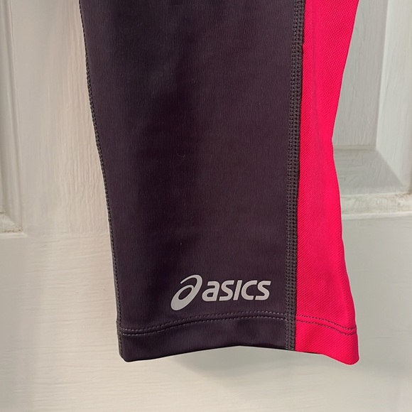 Brand new ASICS workout capris. Size S. - Picture 4 of 4